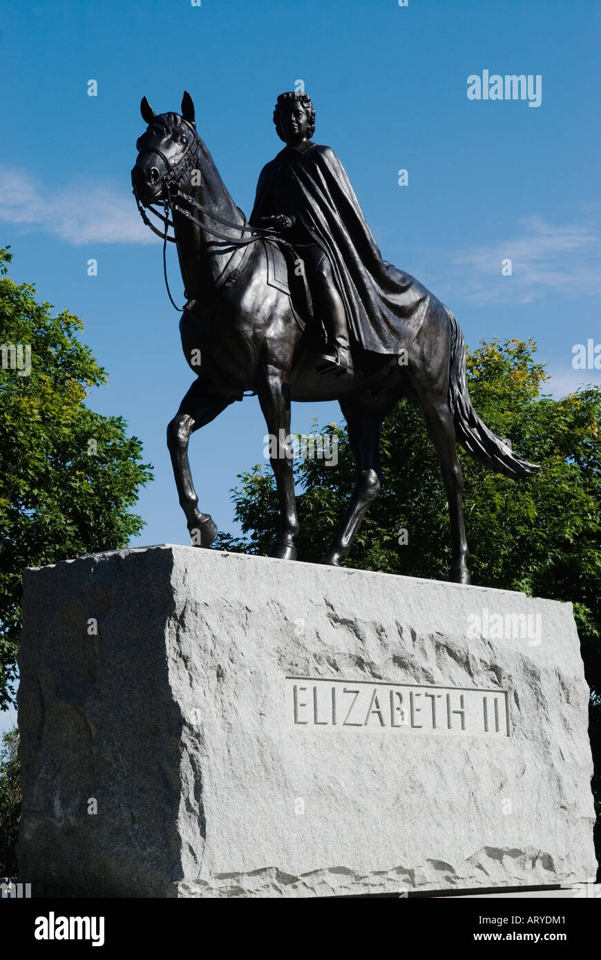 Statua della Regina Elisabetta II montata su un cavallo si trova presso gli edifici del Parlamento a Ottawa Ontario Canada Foto Stock