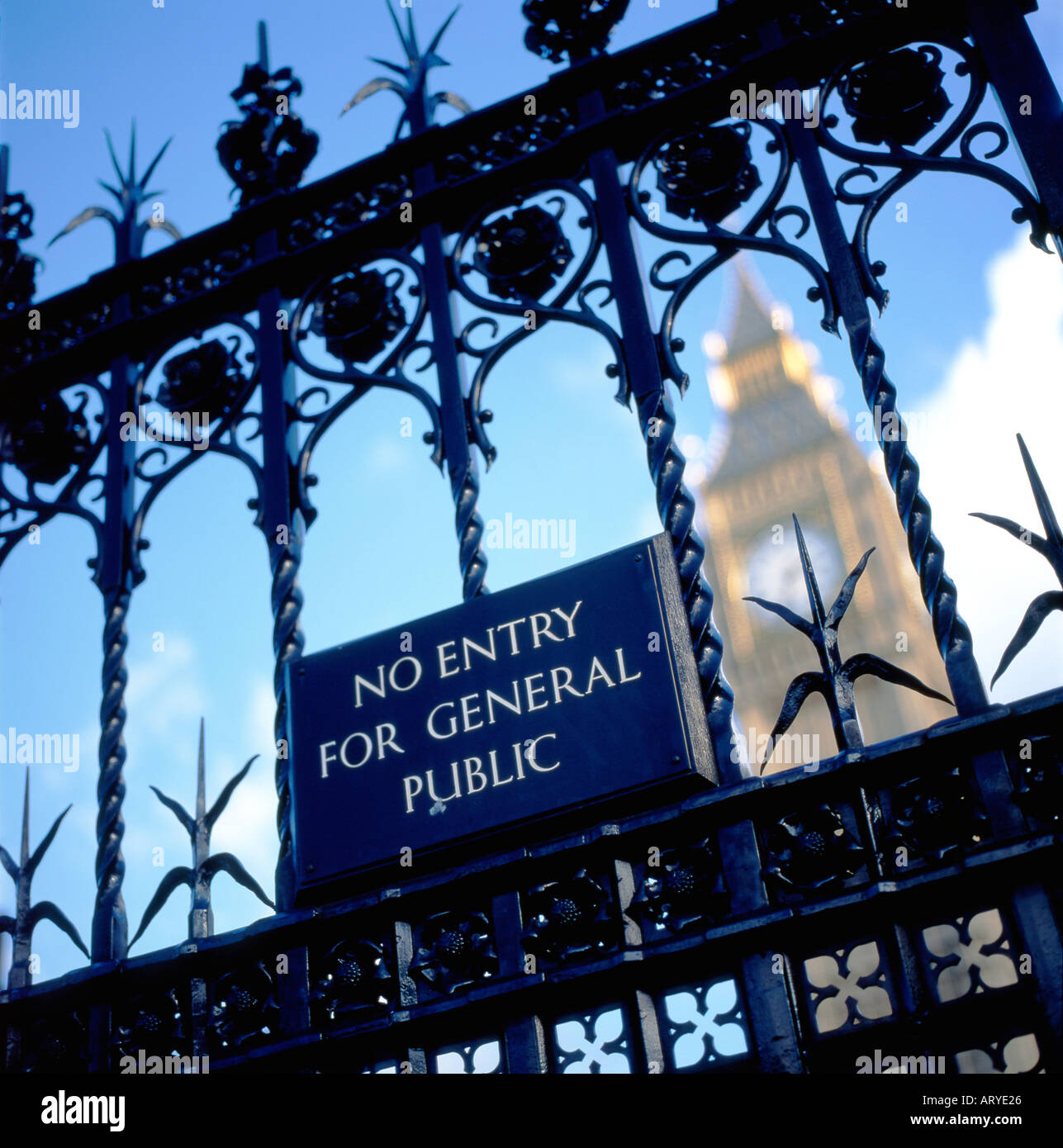 A nessuna voce per il pubblico in generale segno sulla ringhiera in ferro presso la sede del parlamento di Londra, Inghilterra UK KATHY DEWITT Foto Stock