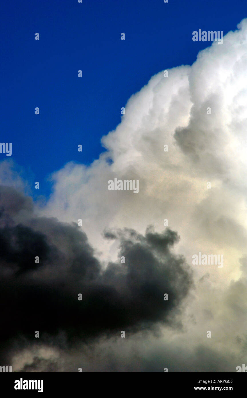 Cielo blu e nuvole di contrasto Foto Stock