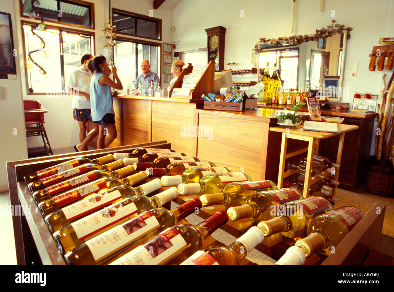 Visitatori presso la sala degustazione di Volcano Winery, si trova adiacente al Parco Nazionale dei Vulcani, Big Island Foto Stock