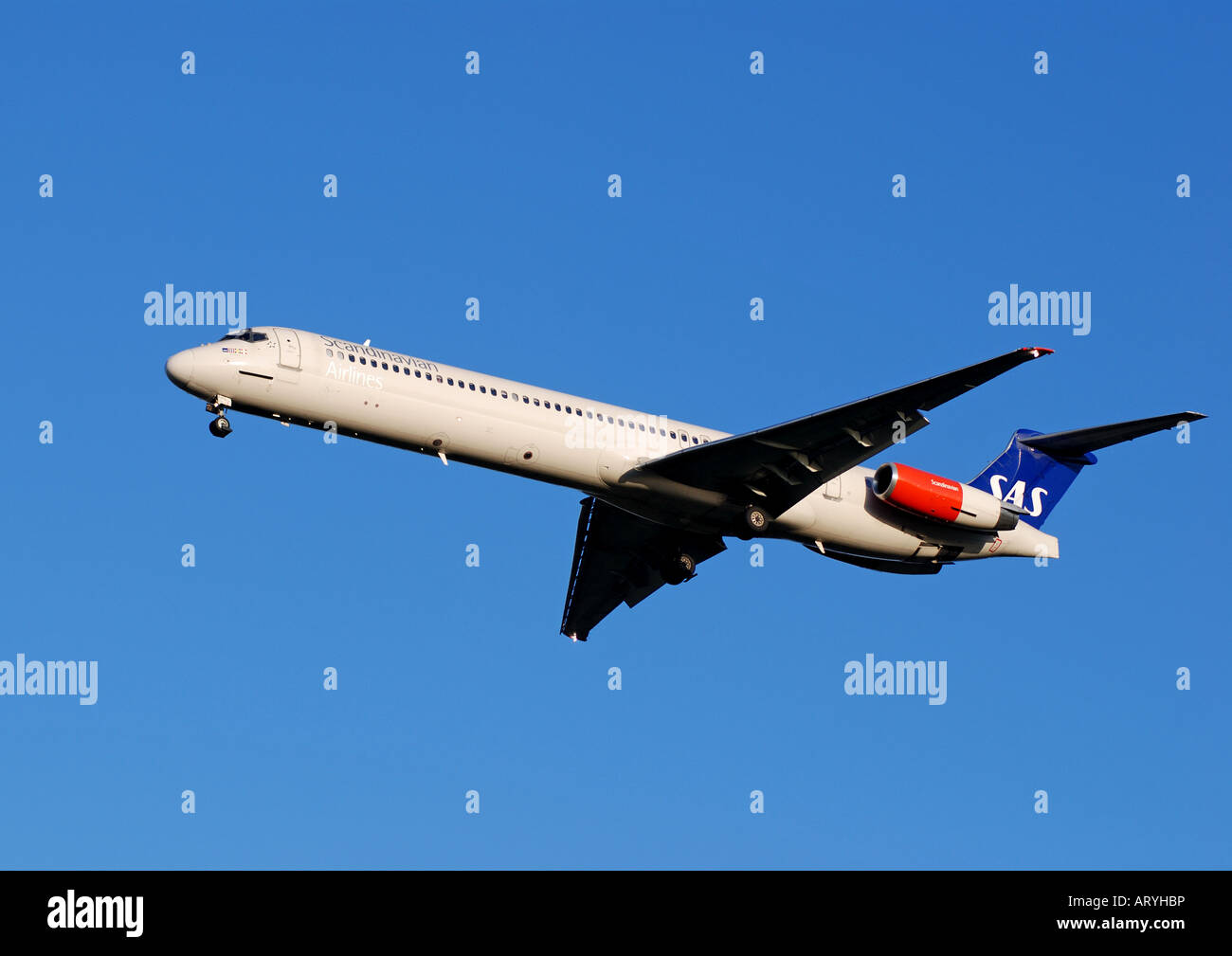 SAS McDonnell Douglas MD 82 gli aeromobili in avvicinamento all'Aeroporto Internazionale di Birmingham, Inghilterra, Regno Unito Foto Stock