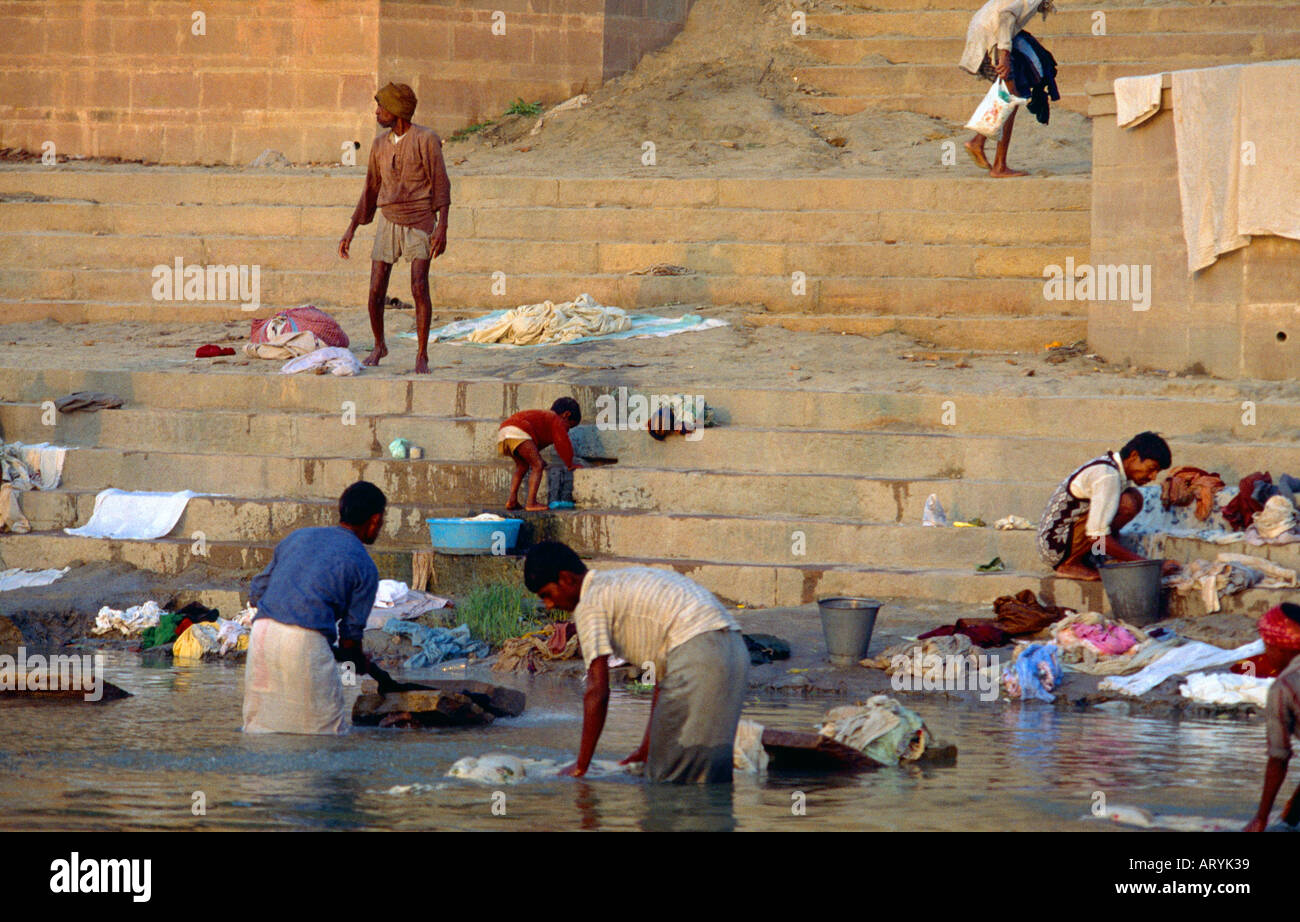 Varanasi India gente che prega, bagni e lavando i loro vestiti a Gange Foto Stock