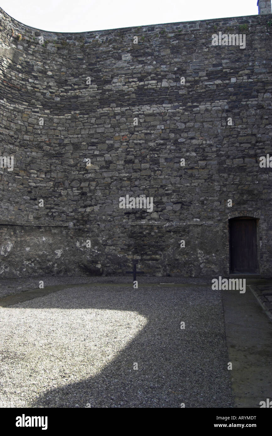 Il cortile e la croce dove è leader dell'insurrezione del 1916 erano stati eseguiti. . Kilmainham Gaol, Dublino, County Dublin, Irlanda. Foto Stock