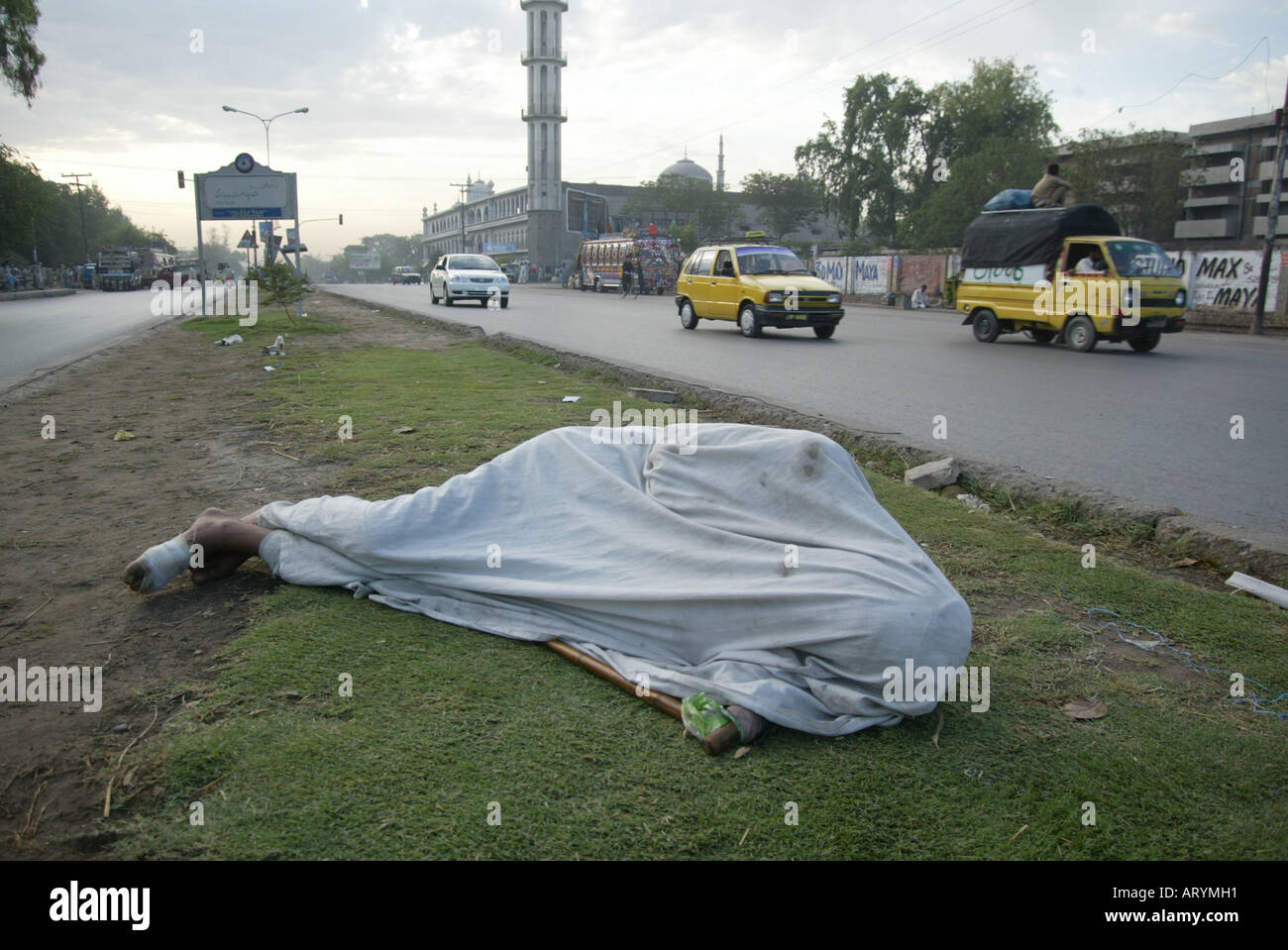 Migliaia di utenti di eroina sono viventi in canaline di raccolta e di evacuazione delle acque reflue della città di Peshawar Foto Stock
