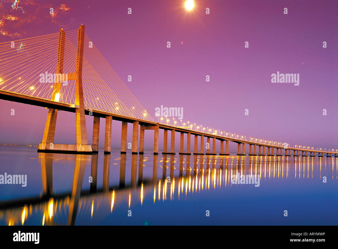Dal ponte Vasco da Gama di notte, Lisbona, Portogallo Foto Stock