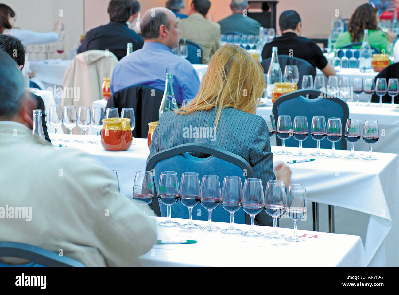 Degustazione di vino presso la Muestra Internacional del vino presso l'Hotel Quatro Postes Avila, Spagna Foto Stock