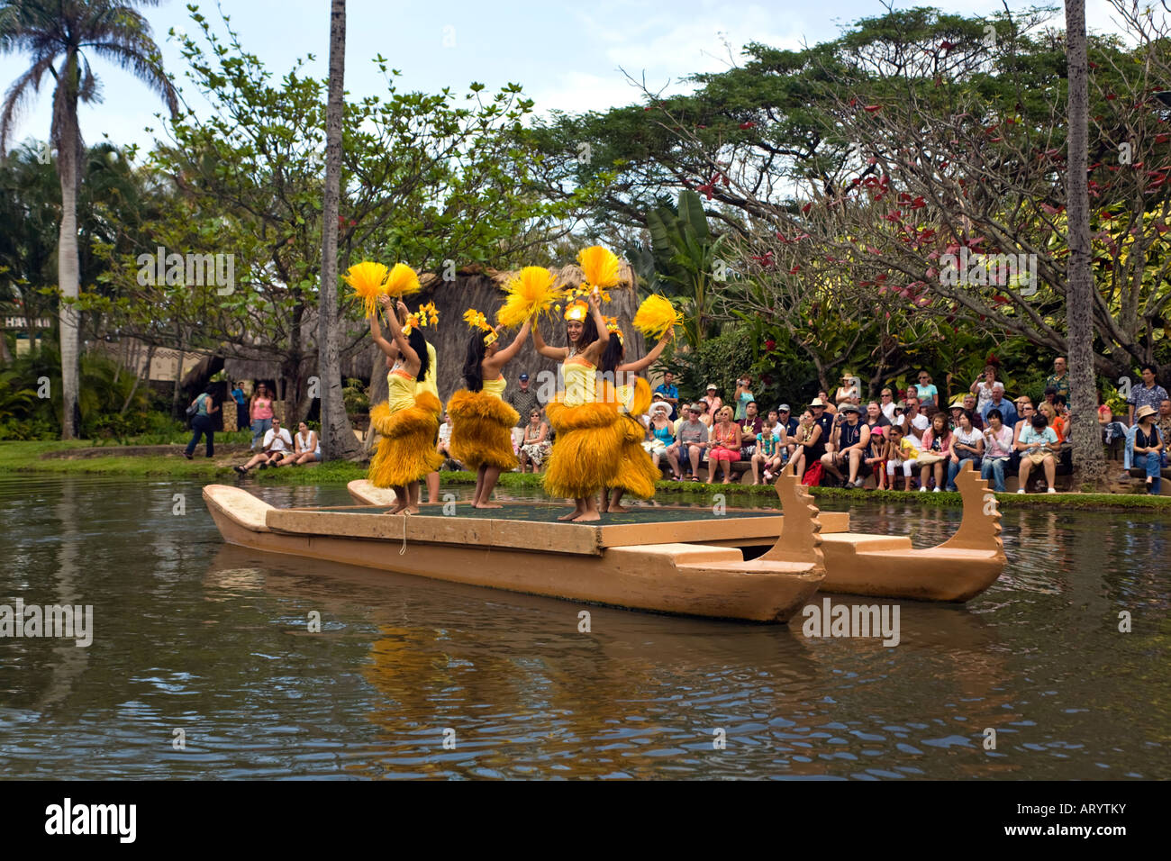 Tahiti ballerini in barca con tourist Centro Culturale Polinesiano Oahu Hawaii Foto Stock