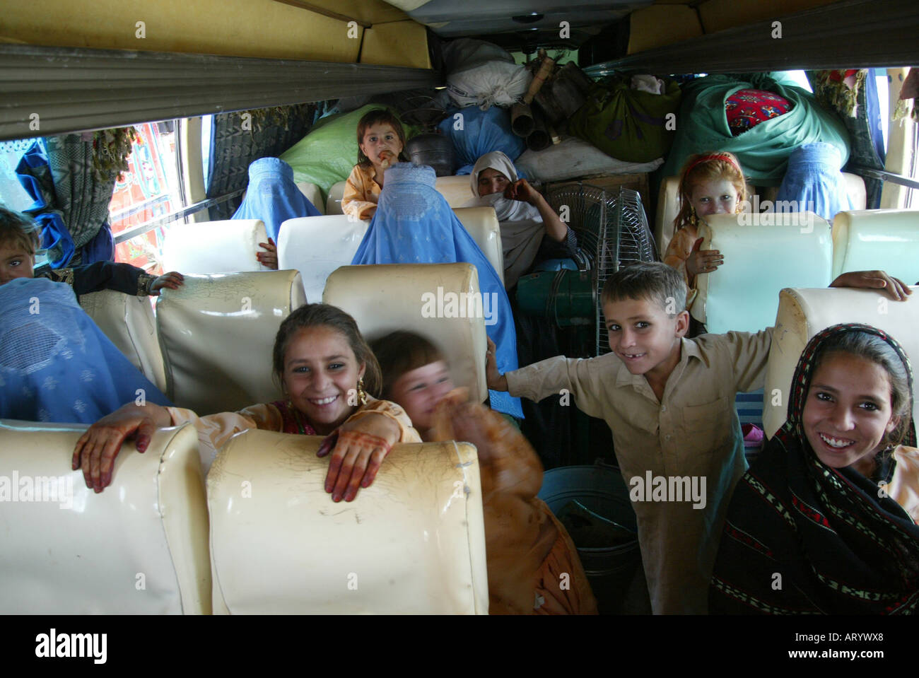 I rifugiati afgani a Peshawar è costretto a tornare in Afghanistan Foto Stock