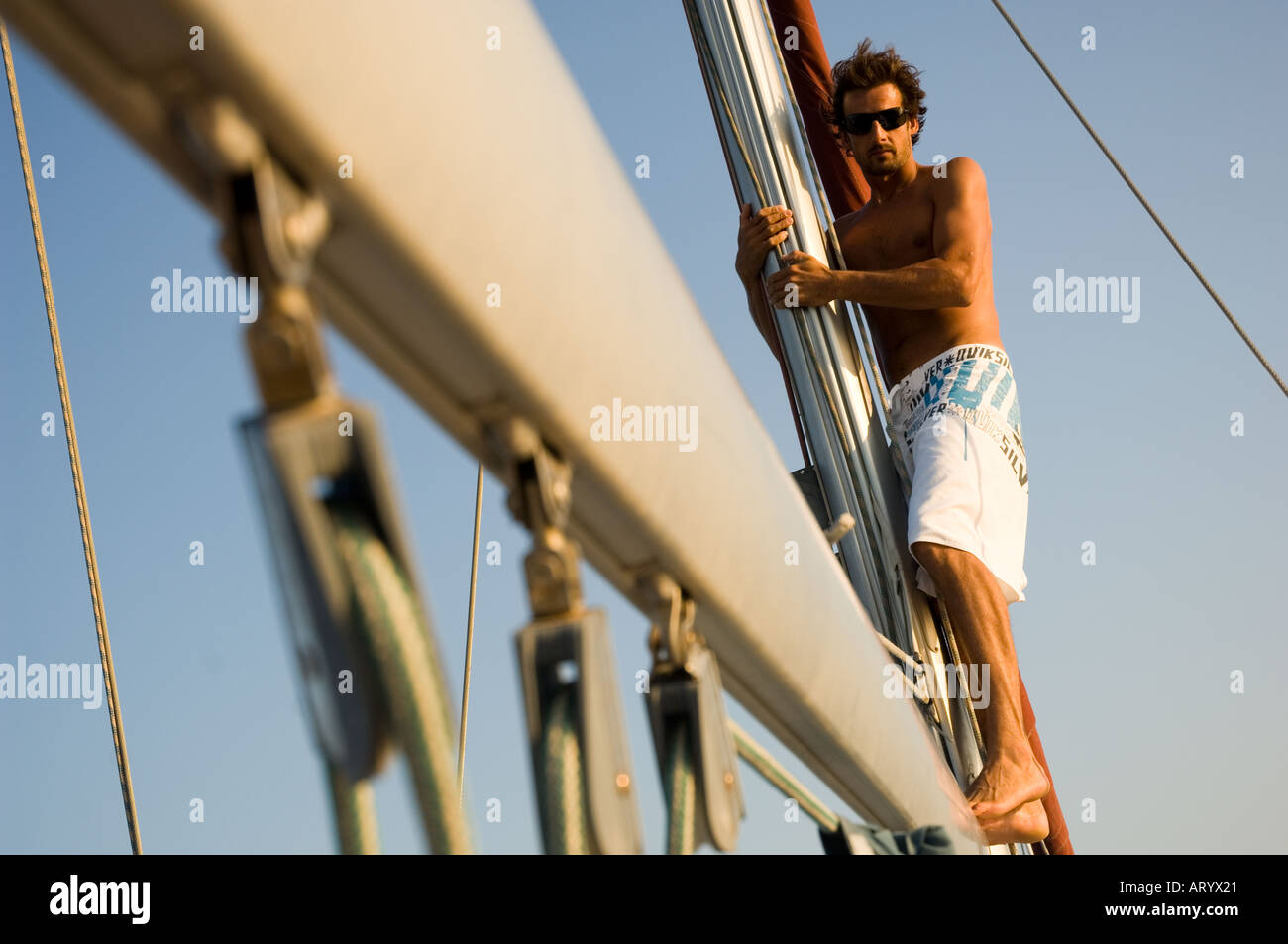 Uomo a bordo di una barca a vela Foto Stock