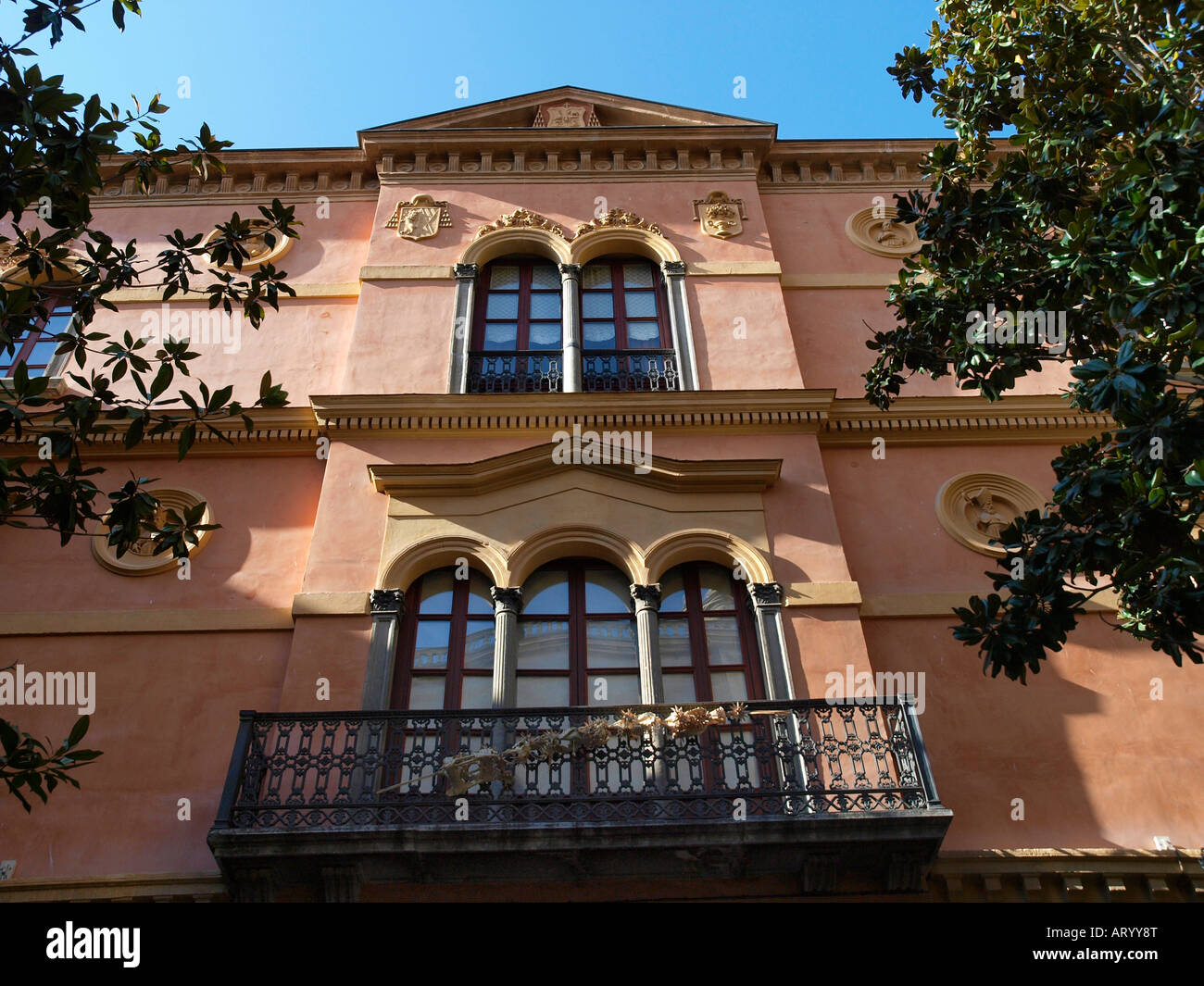 L'ex palazzo universitario fondata da Carlo I nel 1526. Progettato da Diego de Siloe e Juan de Marquina. Foto Stock