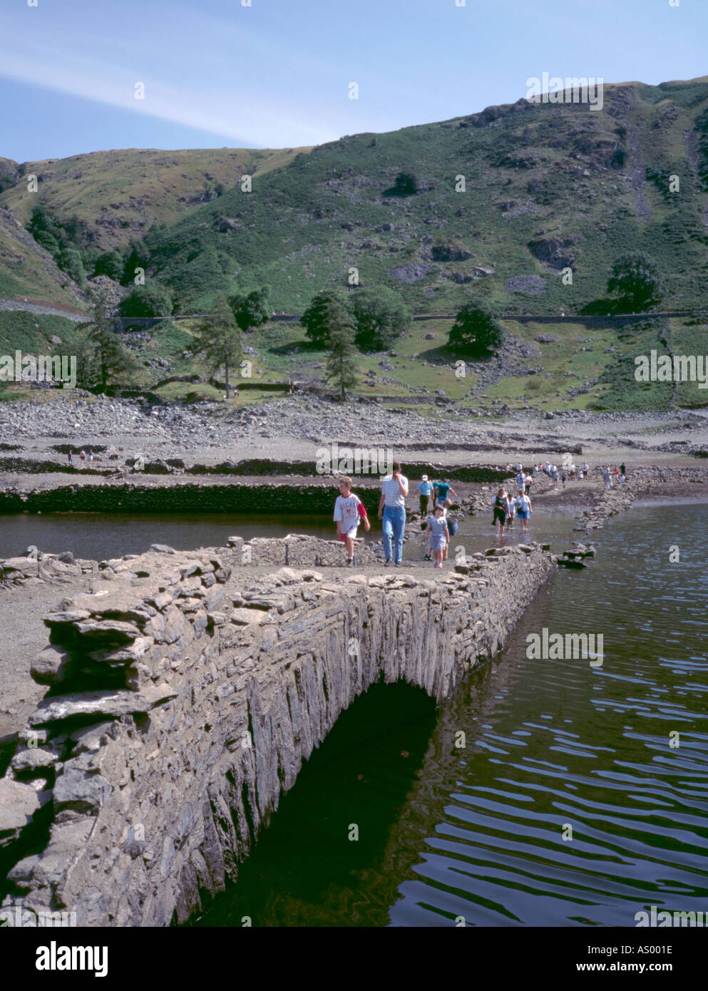 Esposti annegato villaggio di mardale (estate 1995), scafell serbatoio, parco nazionale del distretto dei laghi, cumbria, Inghilterra, Regno Unito. Foto Stock