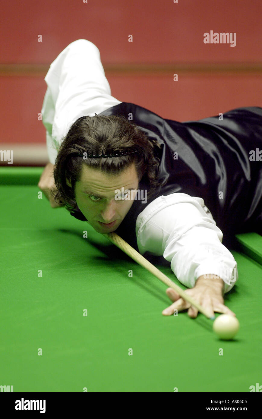 Ronnie O Sullivan giocando nel 2004 World Snooker Championships al Crucible Theatre Foto Stock