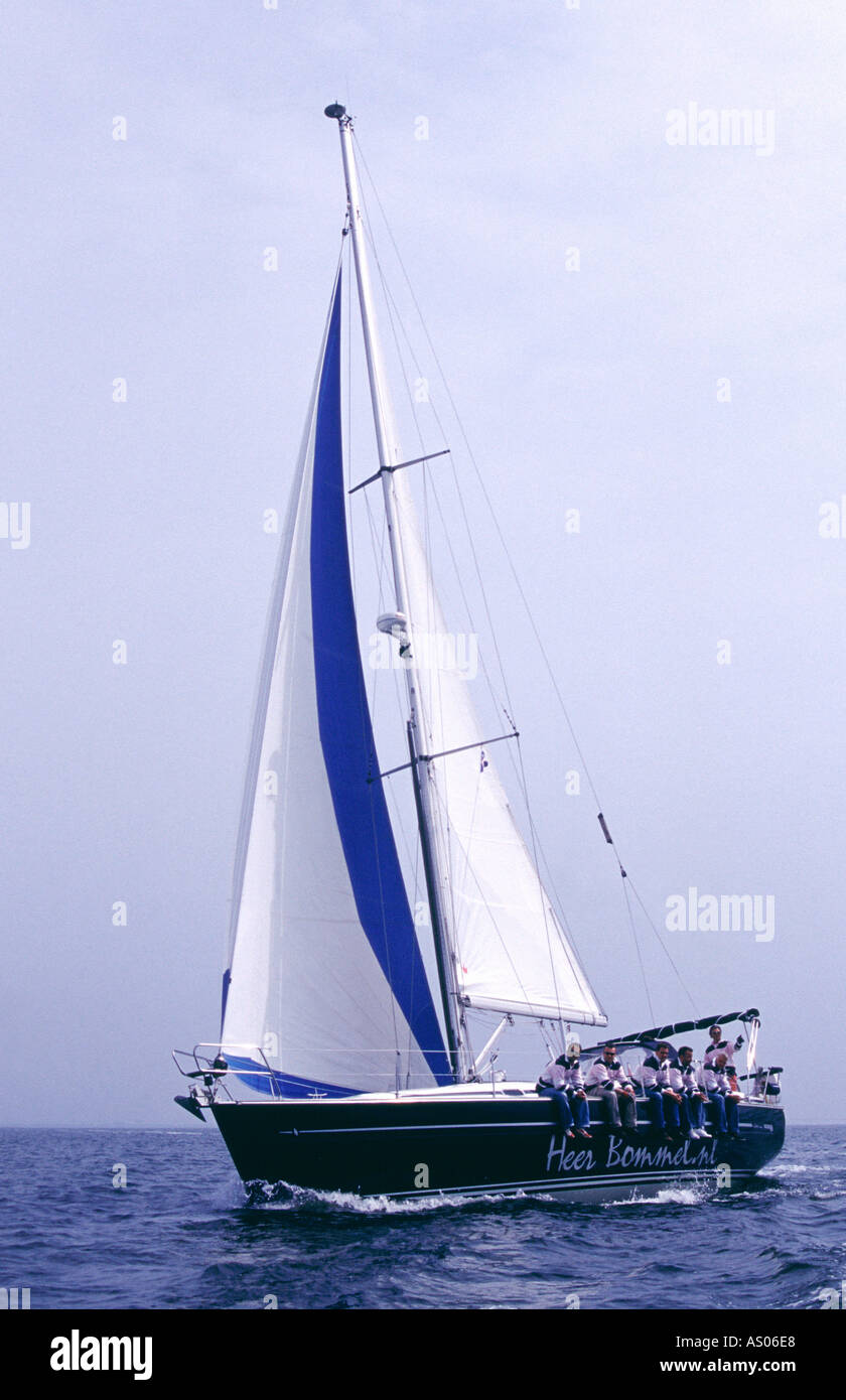 Bavaria 44 yacht della vela sul Oosterschelde acqua con l'equipaggio sulla rampa Zeeland nei Paesi Bassi Foto Stock