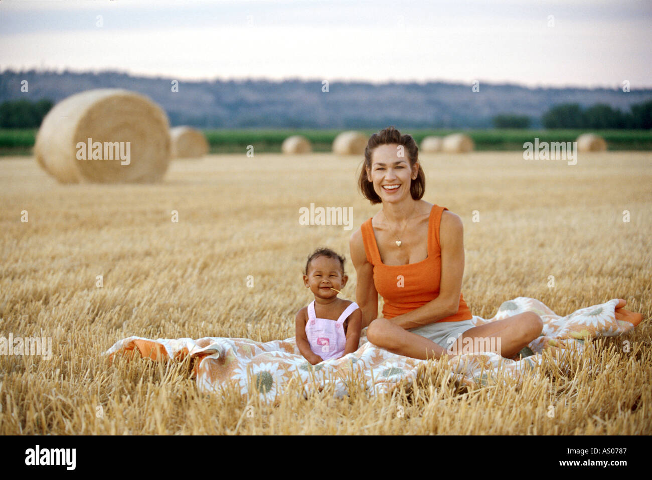 Madre e figlia a tagliare il campo di orzo Foto Stock