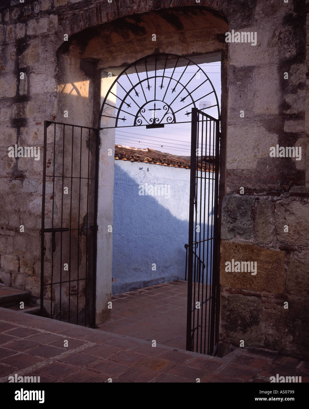 Aprire i cancelli, ingresso alla chiesa nel villaggio di Etla Oaxaca Messico Foto Stock
