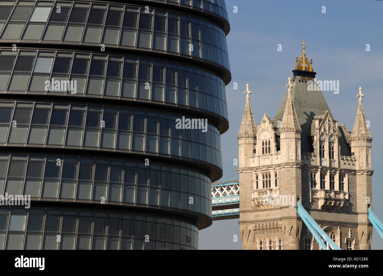 Il municipio e il Tower Bridge di Londra Inghilterra REGNO UNITO Foto Stock