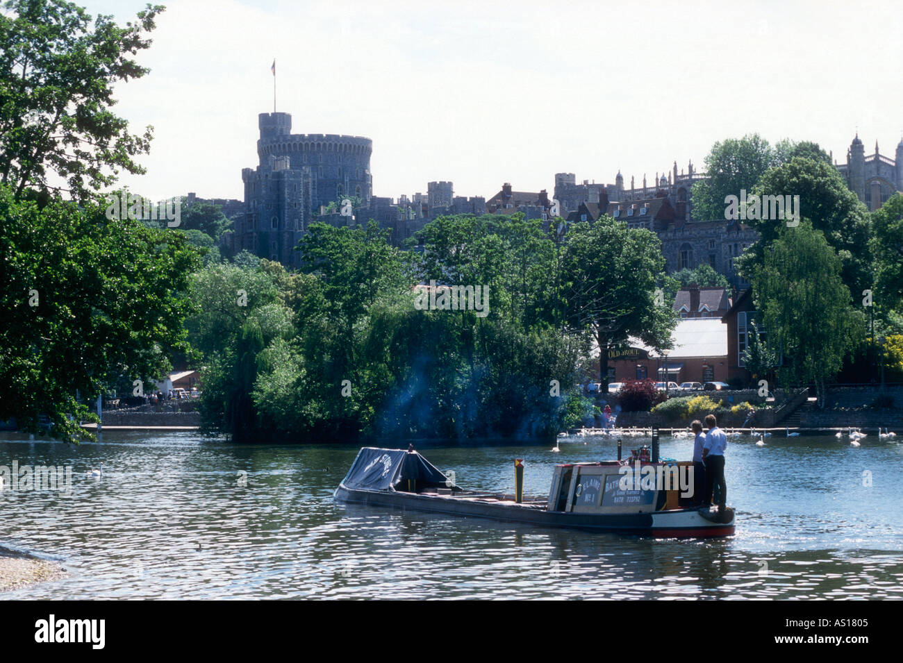 Il bagno in pietra narrowboat società Elaine sul Fiume Tamigi dal Castello di Windsor Berkshire England Regno Unito Foto Stock