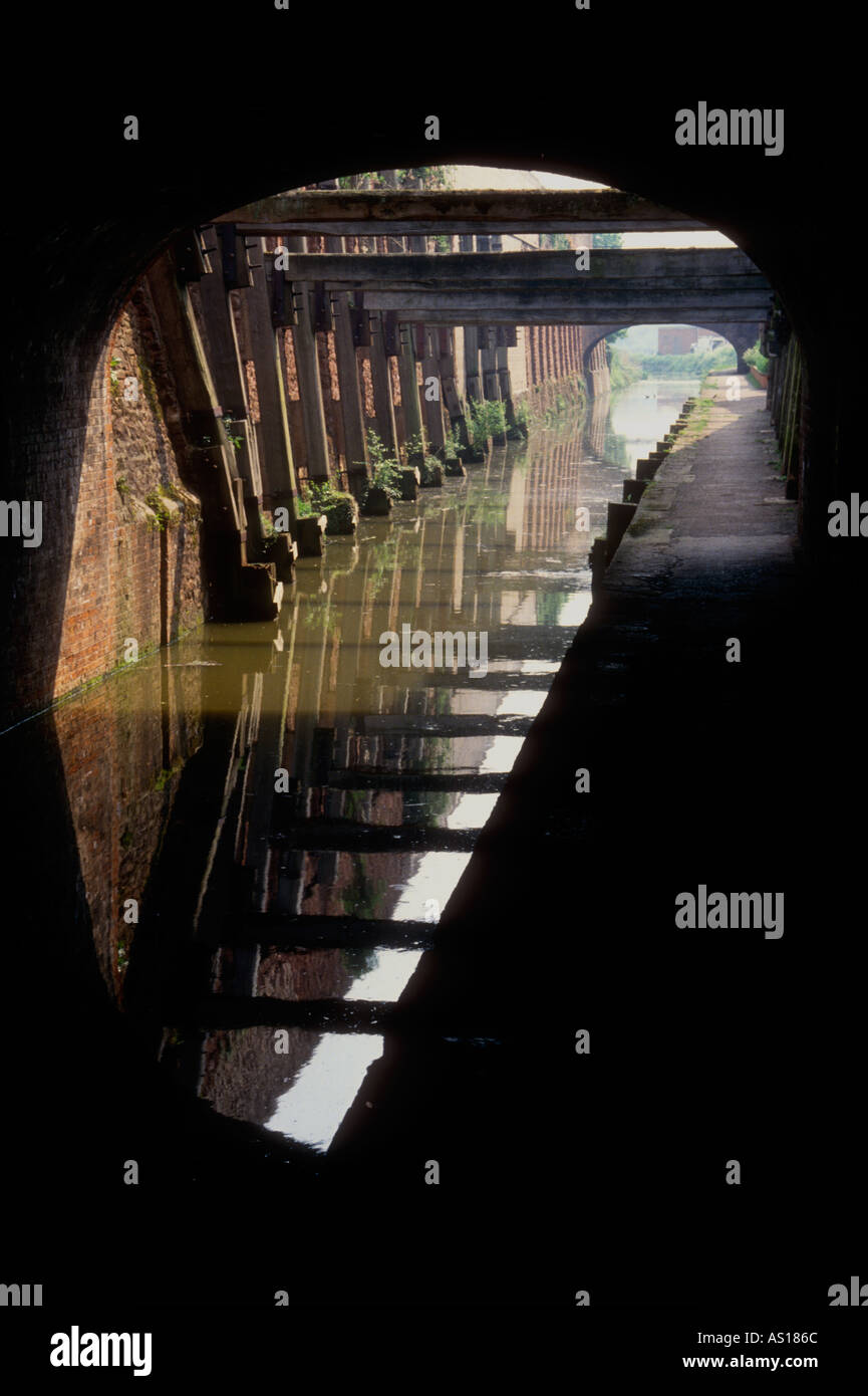 La Albert Street Taglio e ponte sul Bridgwaterand Tuanton Canal nel Somerset England Regno Unito Foto Stock