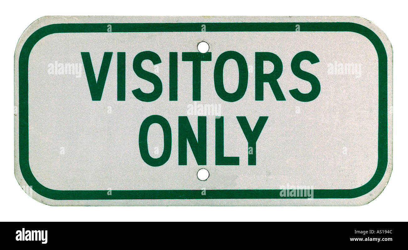 Visitatori Solo strada segno stagliano su sfondo bianco Foto Stock