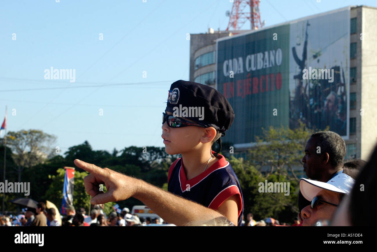 Mayday nel Vedado Habana bambino cubano di fronte di Che Guevara monumento Plaza de la Revolucion 1 Maggio 2004 Foto Stock