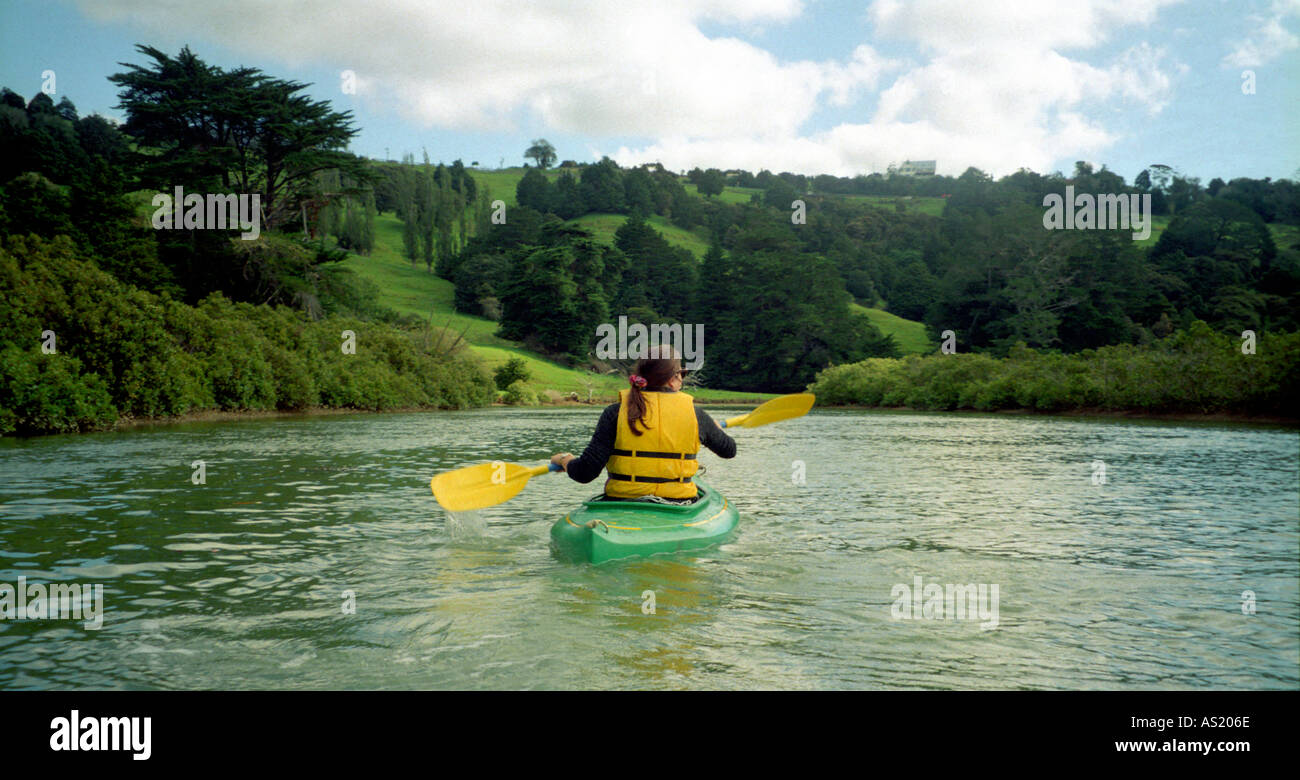 Canoa Fiume Puhoi Isola del nord della Nuova Zelanda Foto Stock