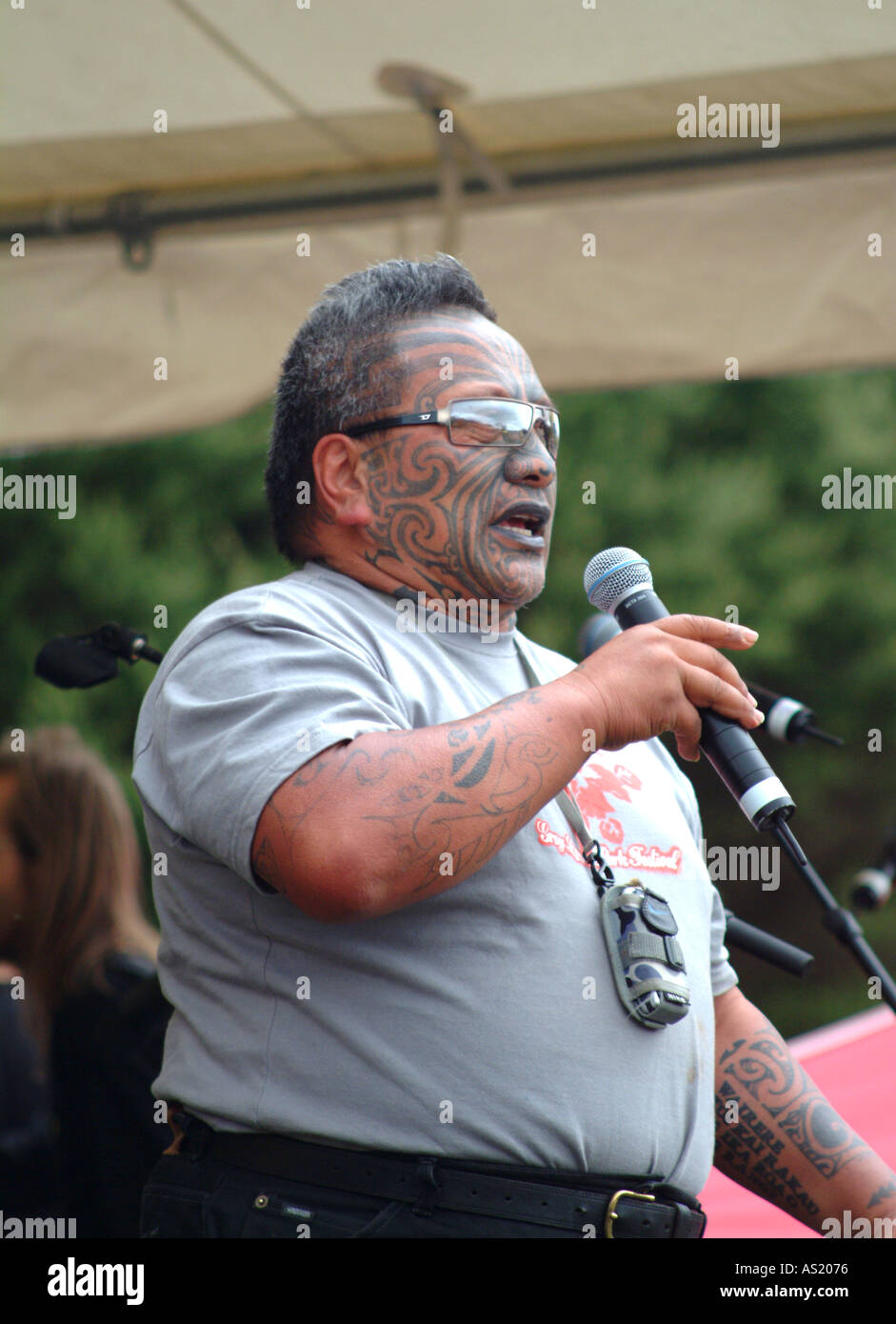 Nuova Zelanda attivista Maori Tame Iti affrontare la folla ad un concerto in grigio Lynn Park Auckland Nuova Zelanda Foto Stock