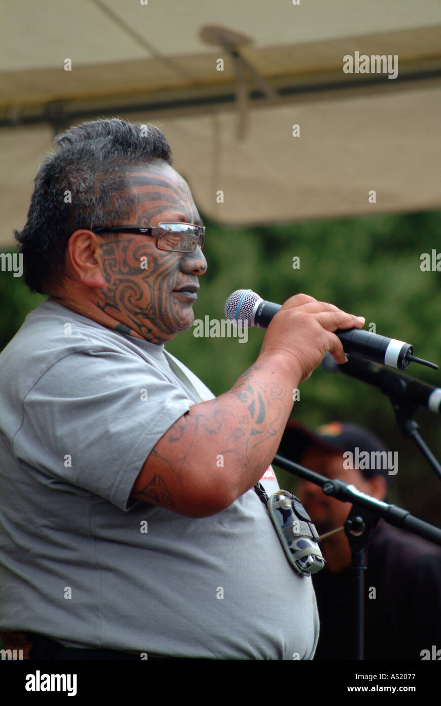 Nuova Zelanda attivista Maori Tame Iti affrontare la folla ad un concerto in grigio Lynn Park Auckland Nuova Zelanda Foto Stock