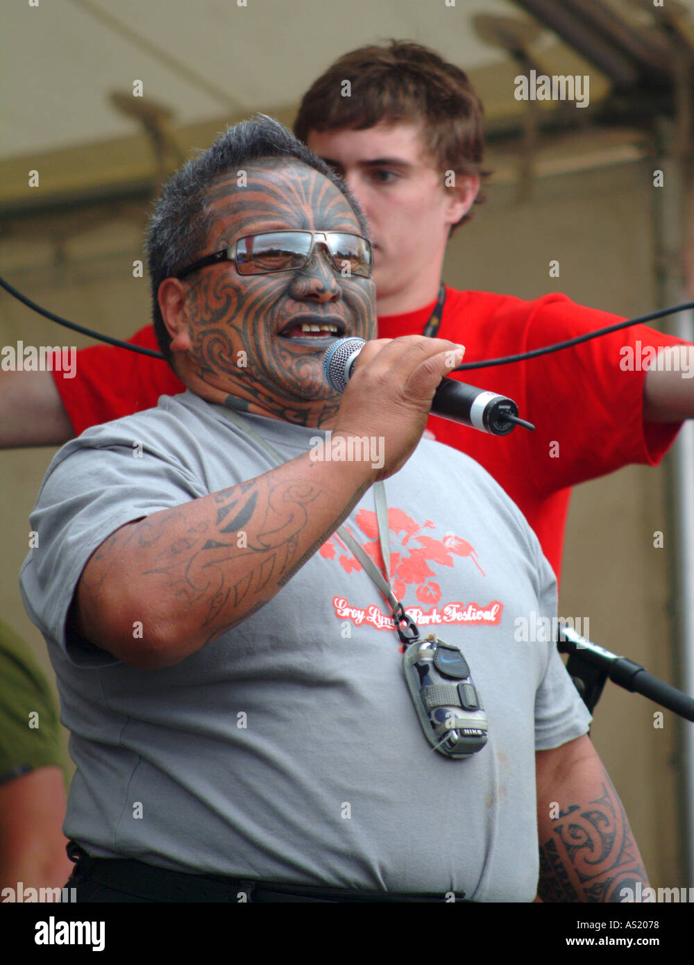 Nuova Zelanda attivista Maori Tame Iti affrontare la folla ad un concerto in grigio Lynn Park Auckland Nuova Zelanda Foto Stock