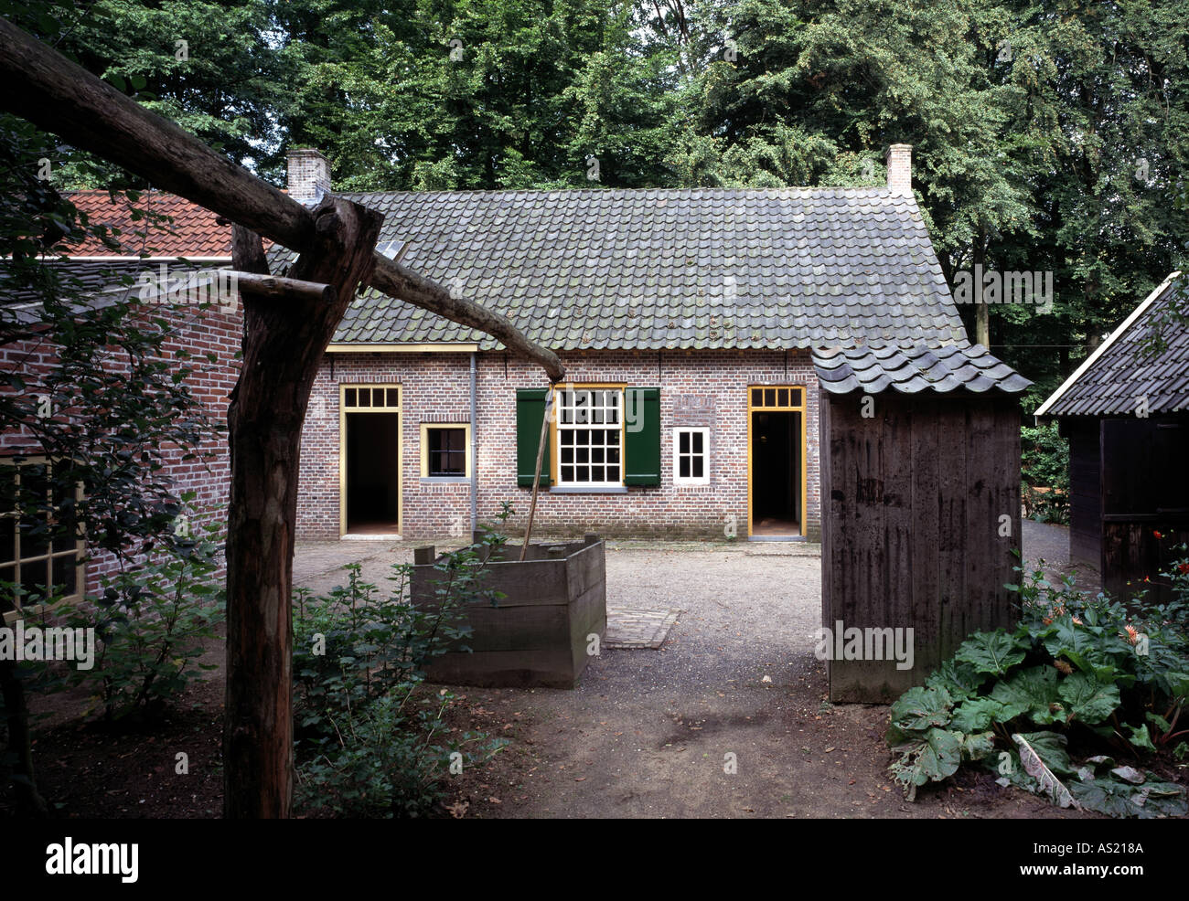 Arnhem, Openluchtmuseum, Arbeiterhaus aus Tilburg von 1860, Hofseite mit Brunnen und Abort Foto Stock