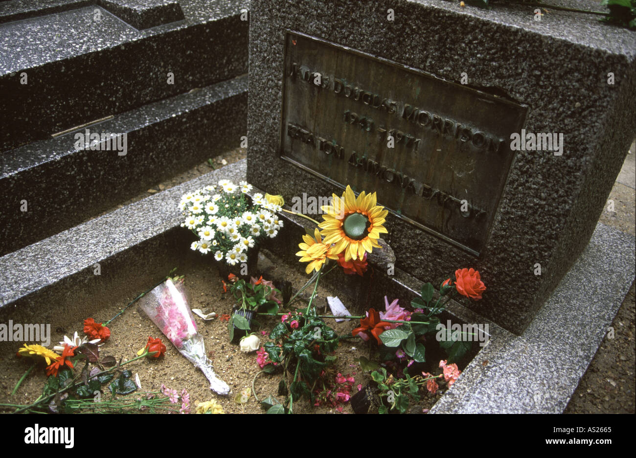 La Tomba di sportello s cantante Jim Morrison si siede nella Parigi Cimitero di Pere Lachaise Foto Stock