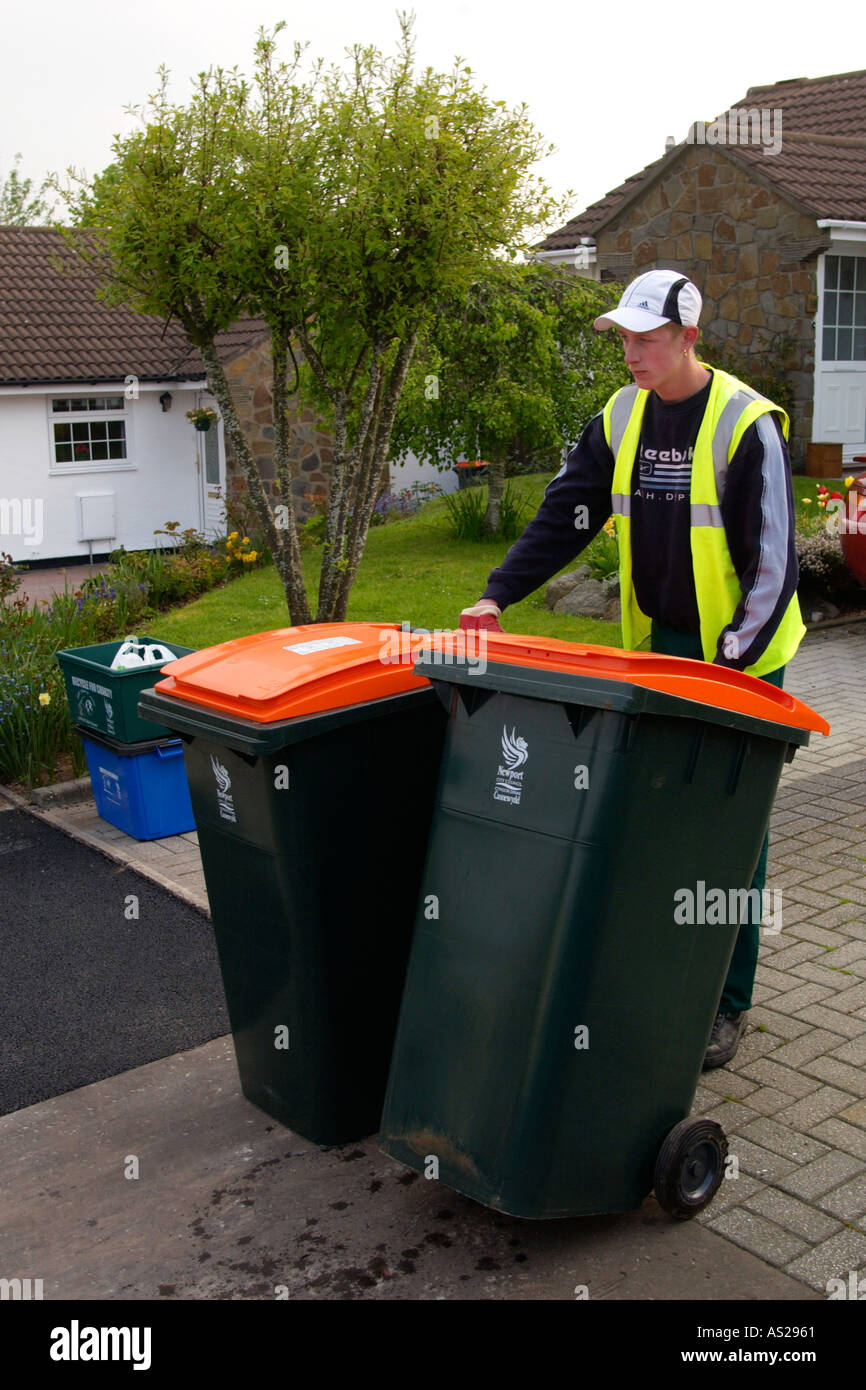 Città di lavoratori nazionali raccolgono i rifiuti da giardino per il compostaggio dall'esterno case in Newport South Wales UK GB Foto Stock