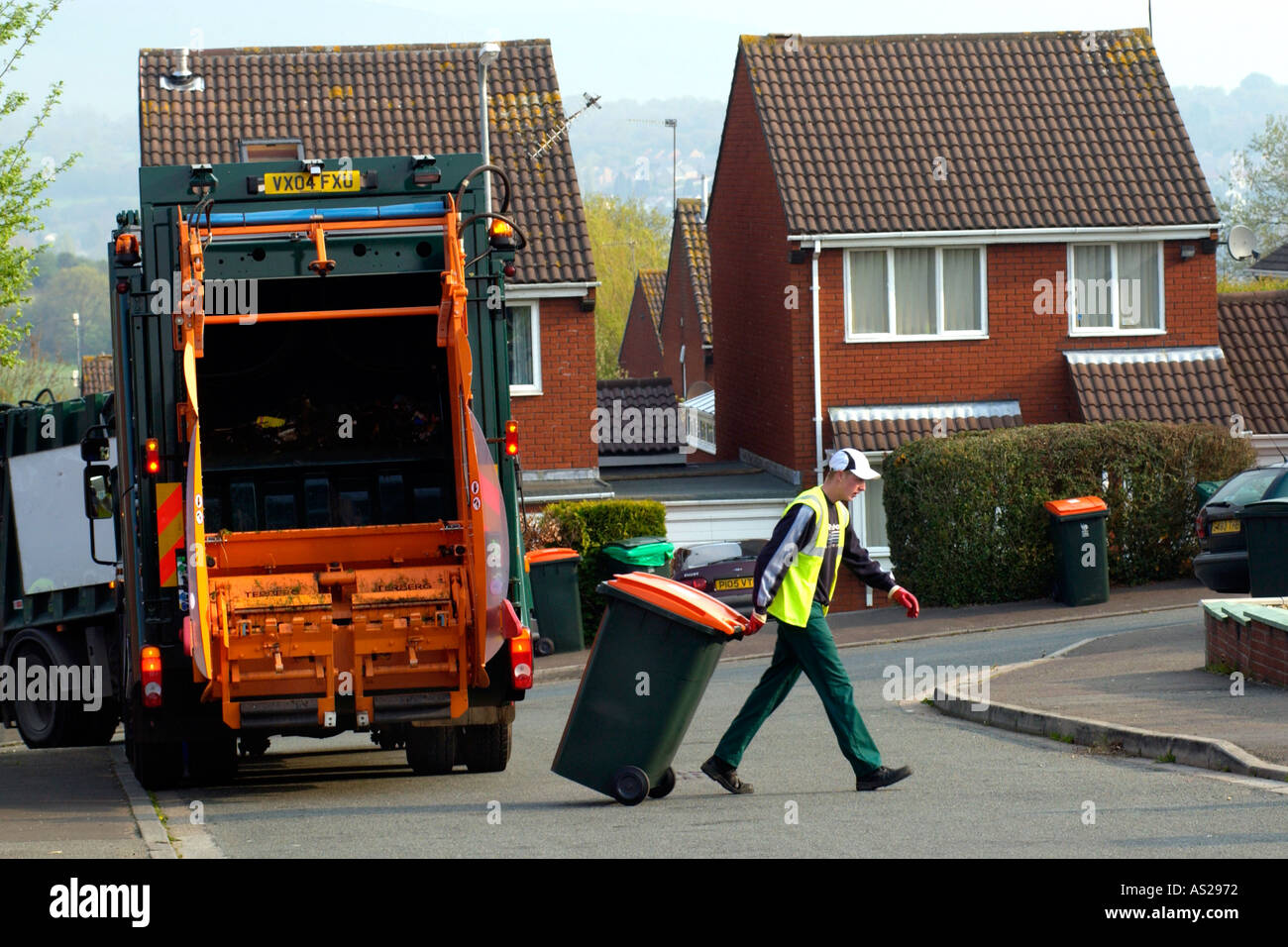 I lavoratori della città di raccogliere rifiuti domestici per il riciclaggio dal case esterno in Newport South Wales UK Foto Stock