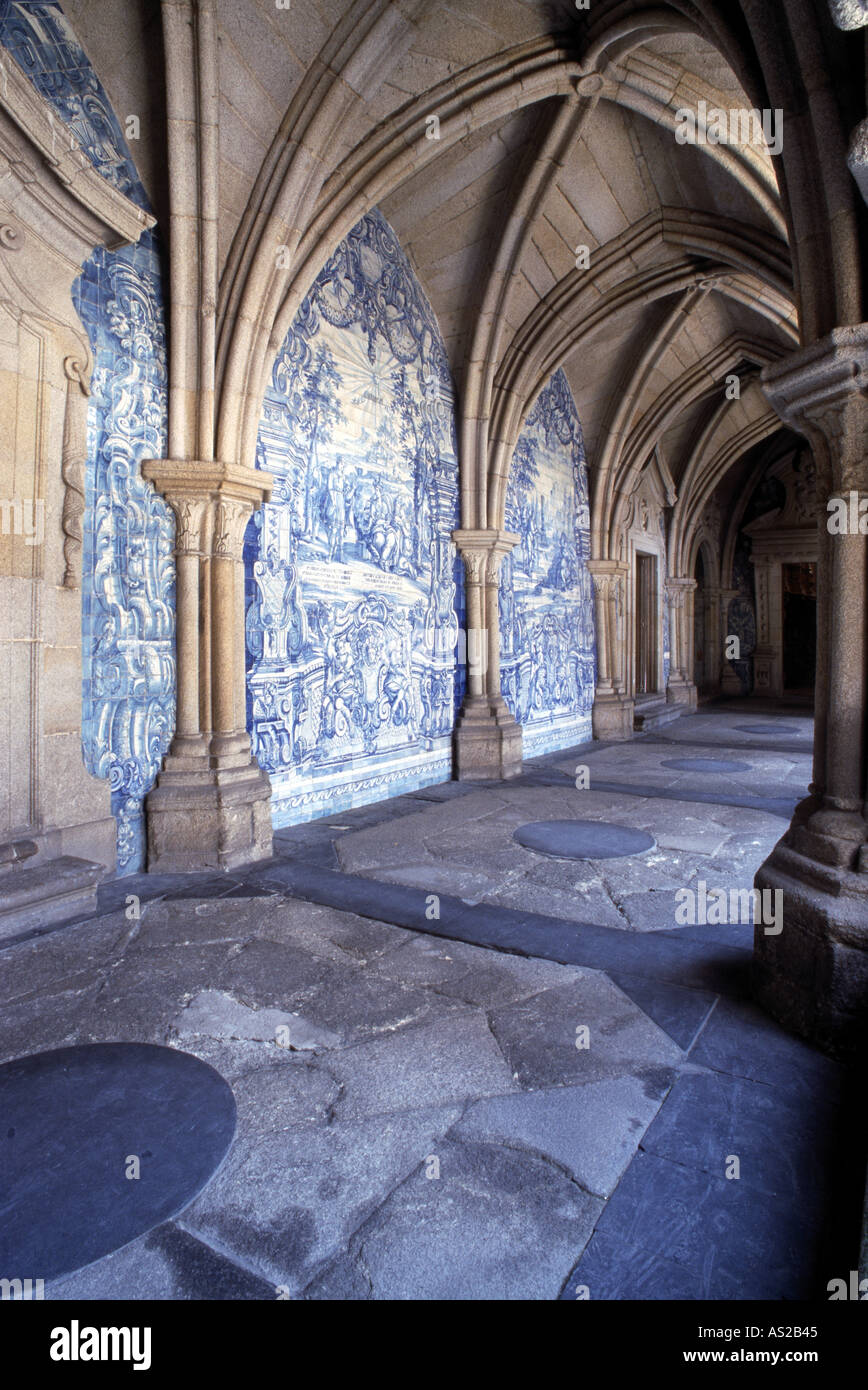 Porto, Kathedrale, Kreuzgang, Azulejos Foto Stock