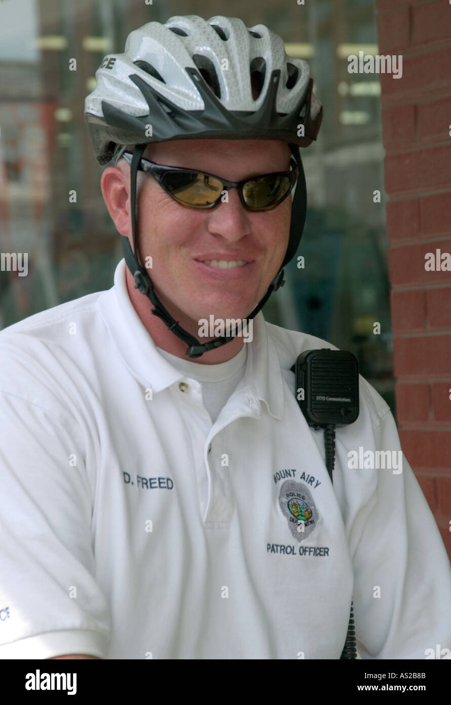Primo piano di un monte sorridente Airy, agente di polizia del North Carolina a Mayberry, Stati Uniti. Foto Stock Primo piano di un monte sorridente Airy, agente di polizia del North Carolina a Mayberry, Stati Uniti. Foto Stock