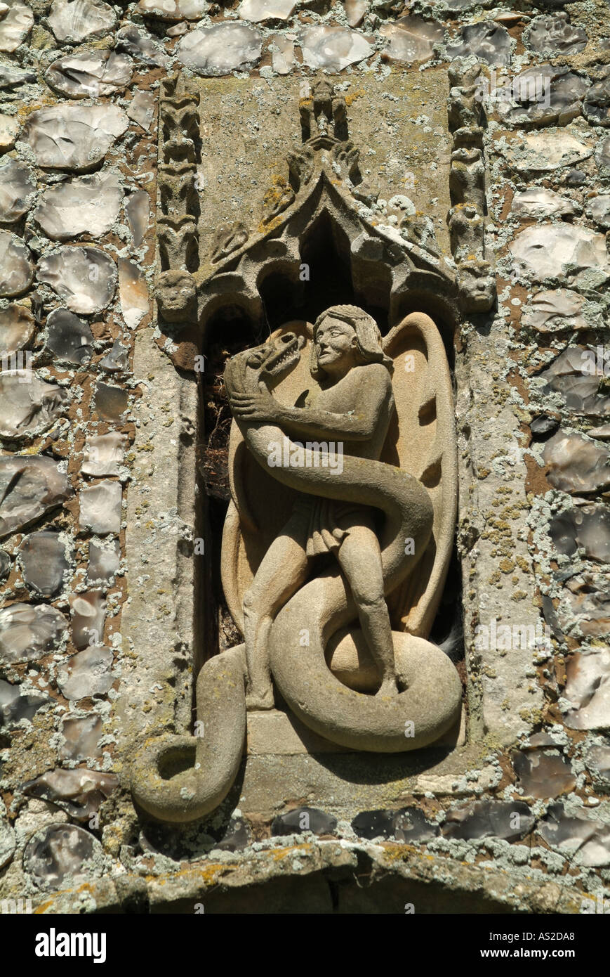 Statua di San Michele in una nicchia sopra il portico meridionale porta presso la chiesa di San Michele, Irstead, Norfolk Broads, Inghilterra, Regno Unito. Foto Stock
