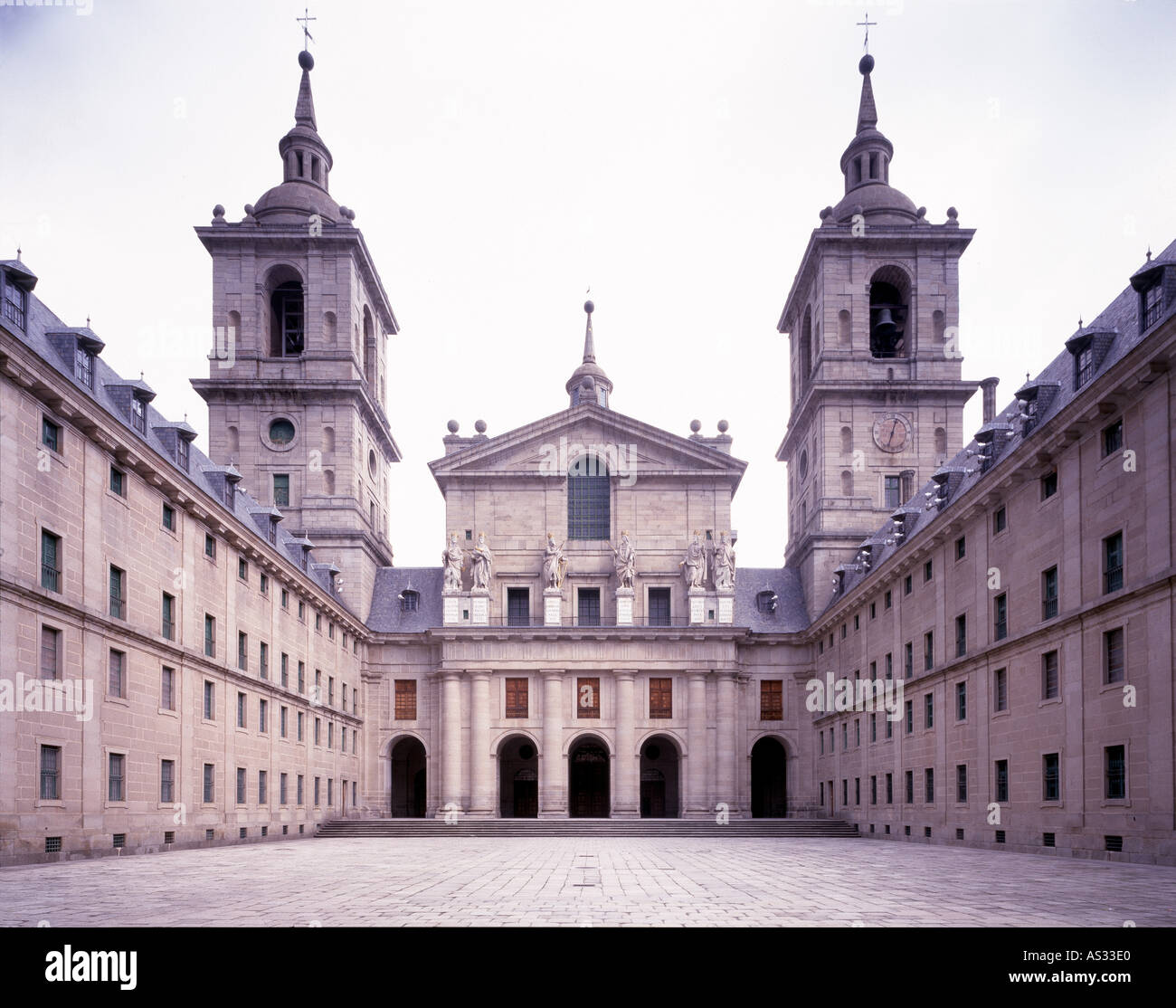 El Escorial San Lorenzo el Real Pompeo Leoni Architekt: Juan de Herrera Blick vom Patio de los reyes auf die Vorhalle der Kirche Foto Stock