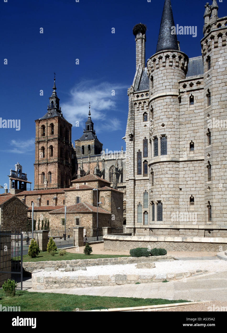 Astorga, Kathedrale und Erzbischöfliches Palais, Süd-Ansicht Foto Stock