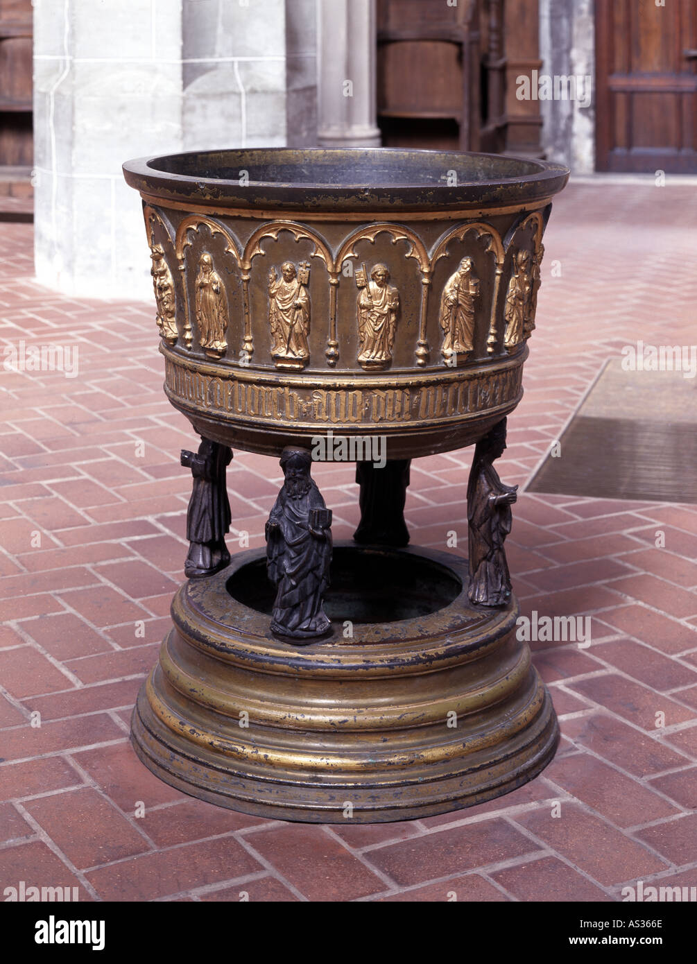 Halle, Marktkirche, Taufbecken, 1430 Foto Stock