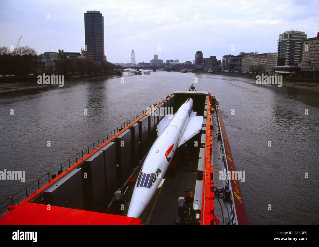Wingless Concorde trainato lungo il fiume Tamigi - LONDRA Foto Stock