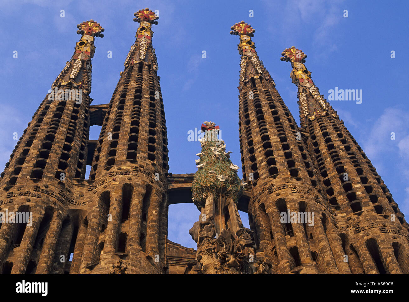 Spagna Catalunya Barcellona Temple de la Sagrada Familia facciata della Natività torri Foto Stock