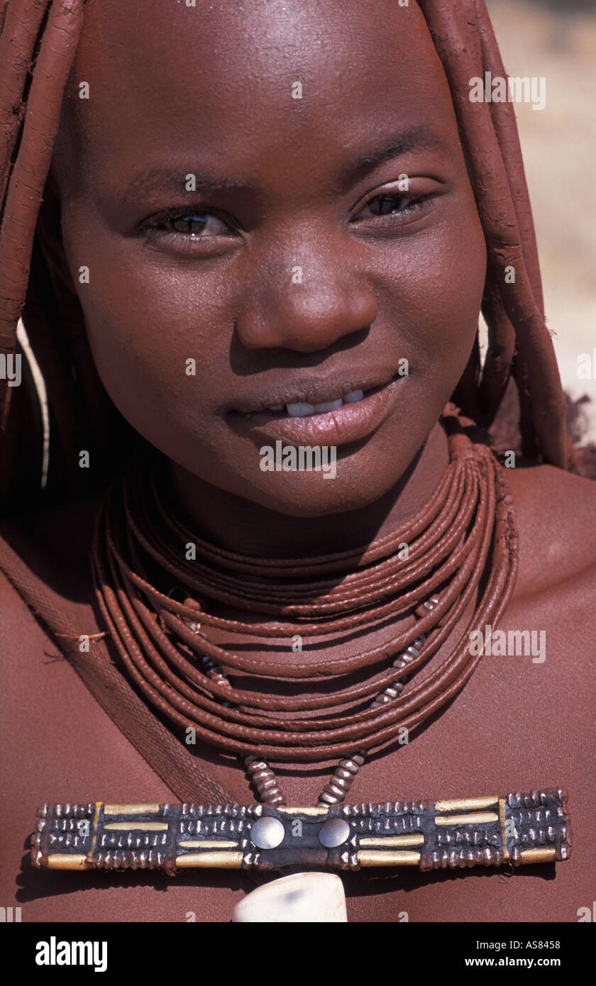 Himba della donna e il suo caratteristico Capelli decorazione e complementi Kaokoveld a sud di Opuwo Namibia Foto Stock