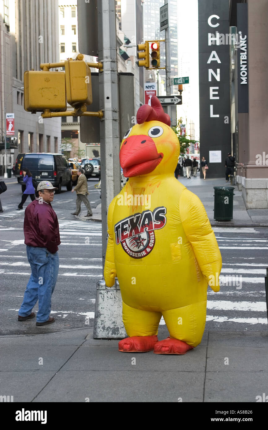 Uomo vestito come pollo per la promozione ristorante a New York City USA Foto Stock