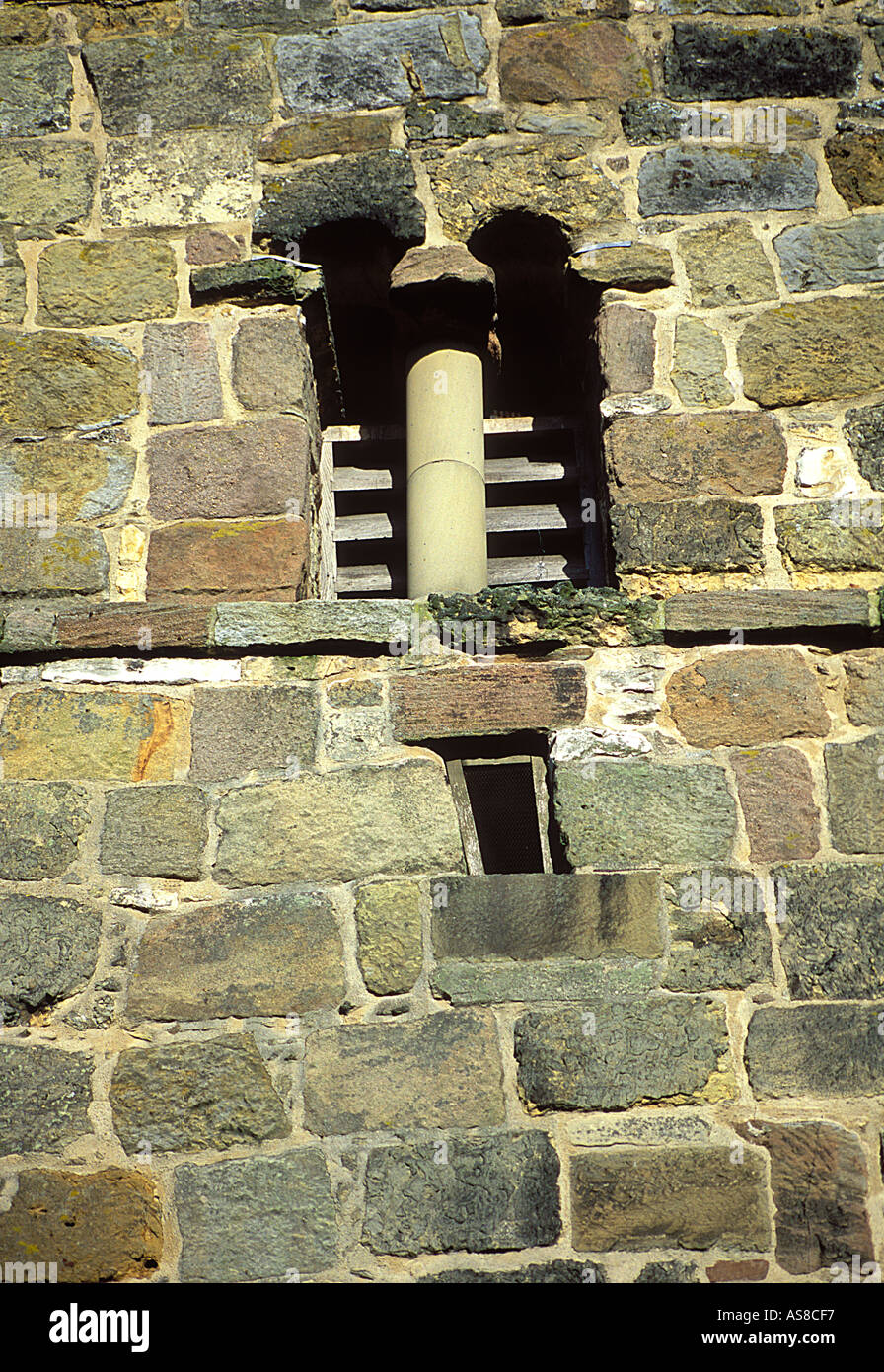 Anglo-Saxon campana twin aperture con girata collonettes a Kirk Hammerton Chiesa di equitazione West Yorkshire Regno Unito Foto Stock