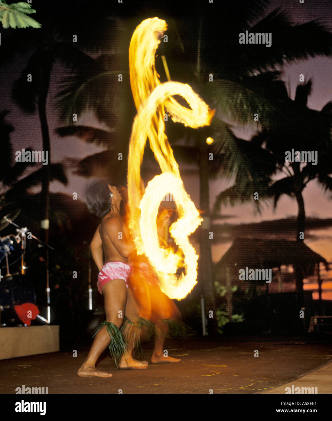 Fire ballerini a resort hotel in Hawaii Foto Stock
