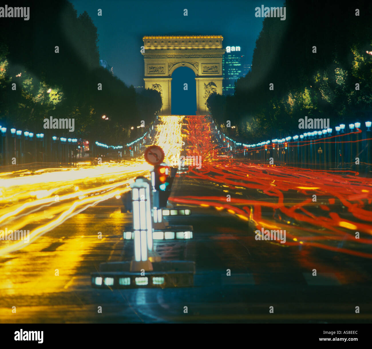 Arc de Triomphe in notturna a Parigi Francia Champs Elysees Foto Stock