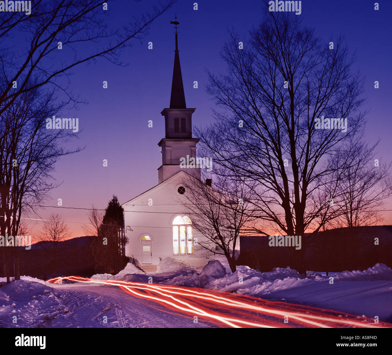 Chiesa sulla coperta di neve Verde in Comune Craftsbury Vermont USA nella notte invernale Foto Stock