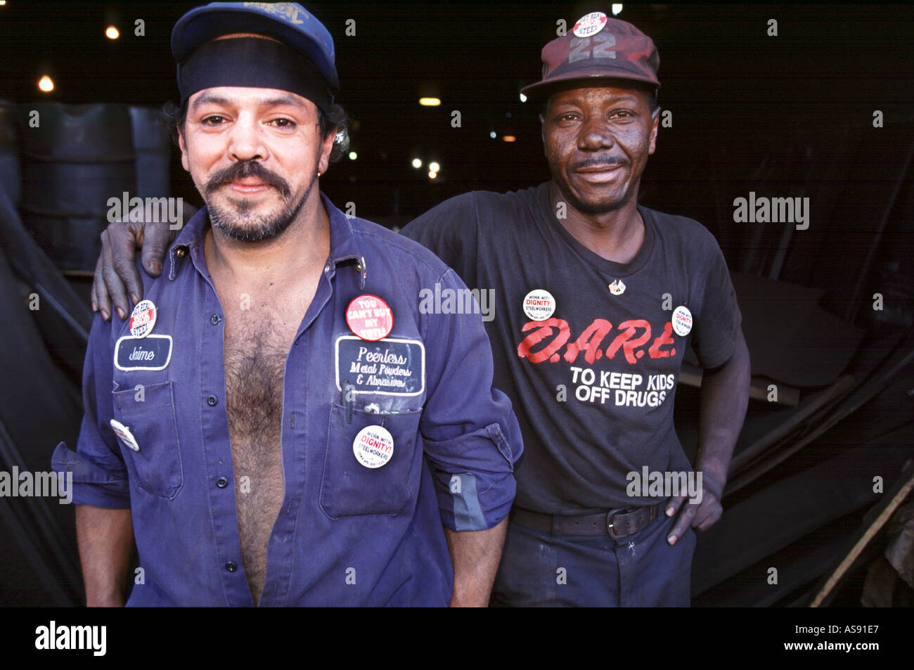 Un afro-americano e un lavoratore di Latino al Peerless di polveri di metallo è il sito di un unione di lavoratori siderurgici organizzare la campagna Foto Stock