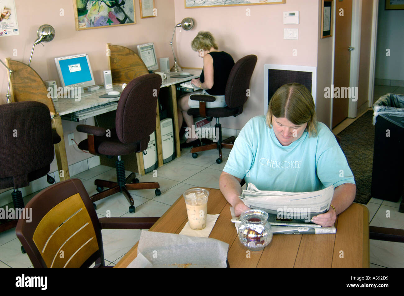 Femmine godere il tempo libero in un Internet Cafè Nashville Tennessee Foto Stock