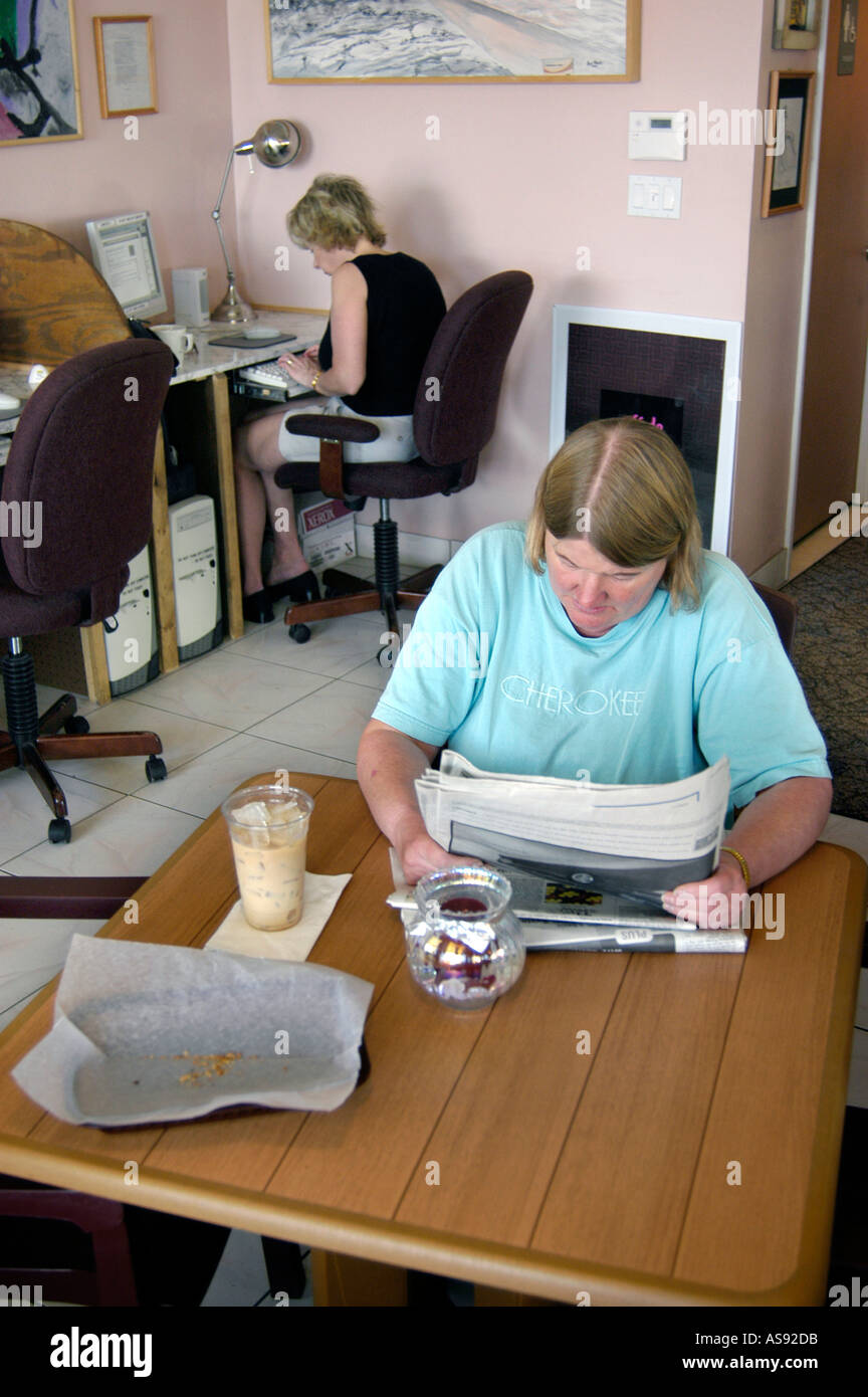 Femmine godere il tempo libero in un Internet Cafè Nashville Tennessee Foto Stock