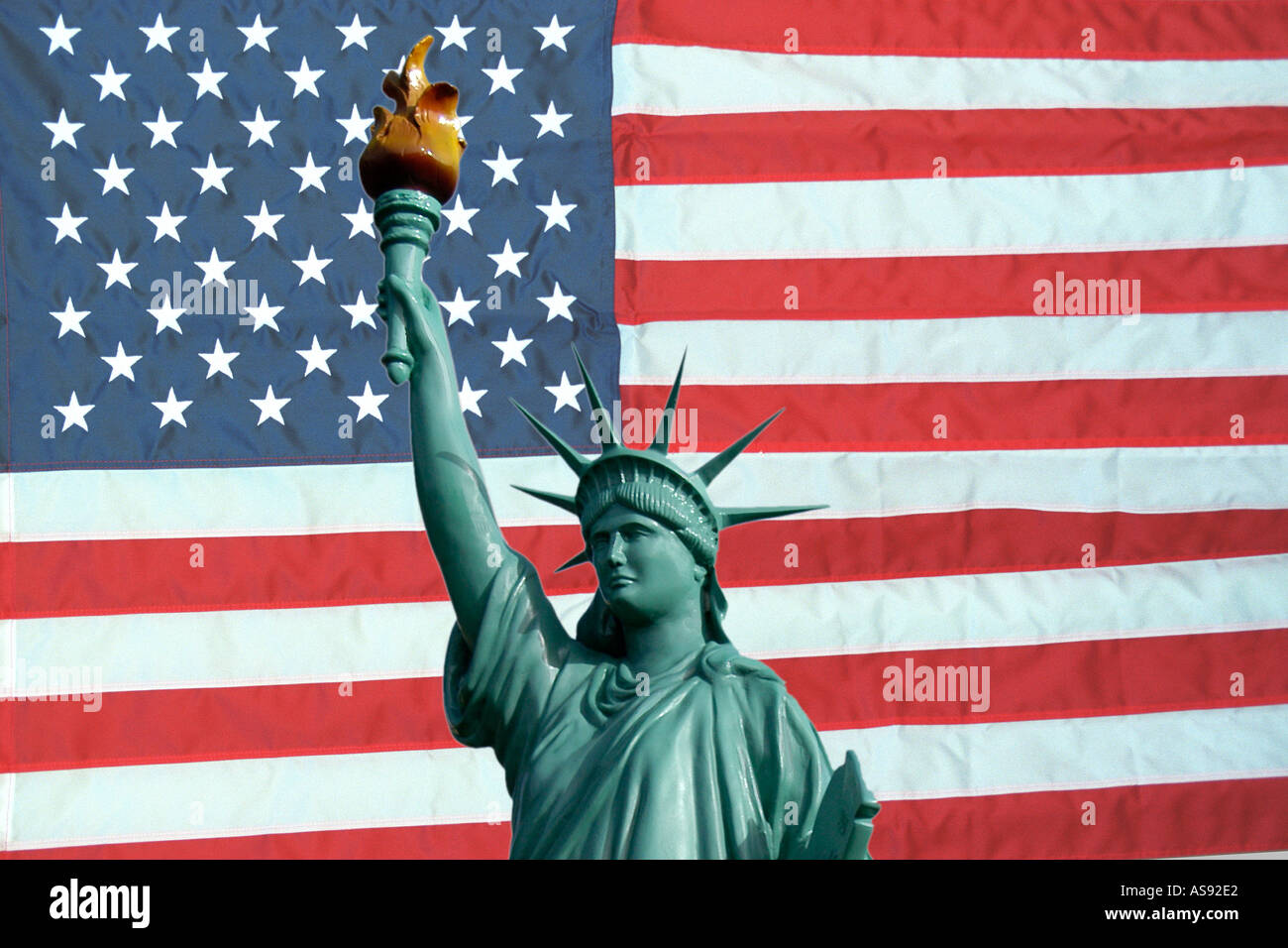 Statua della Libertà di New York nella parte anteriore della bandiera americana Foto Stock